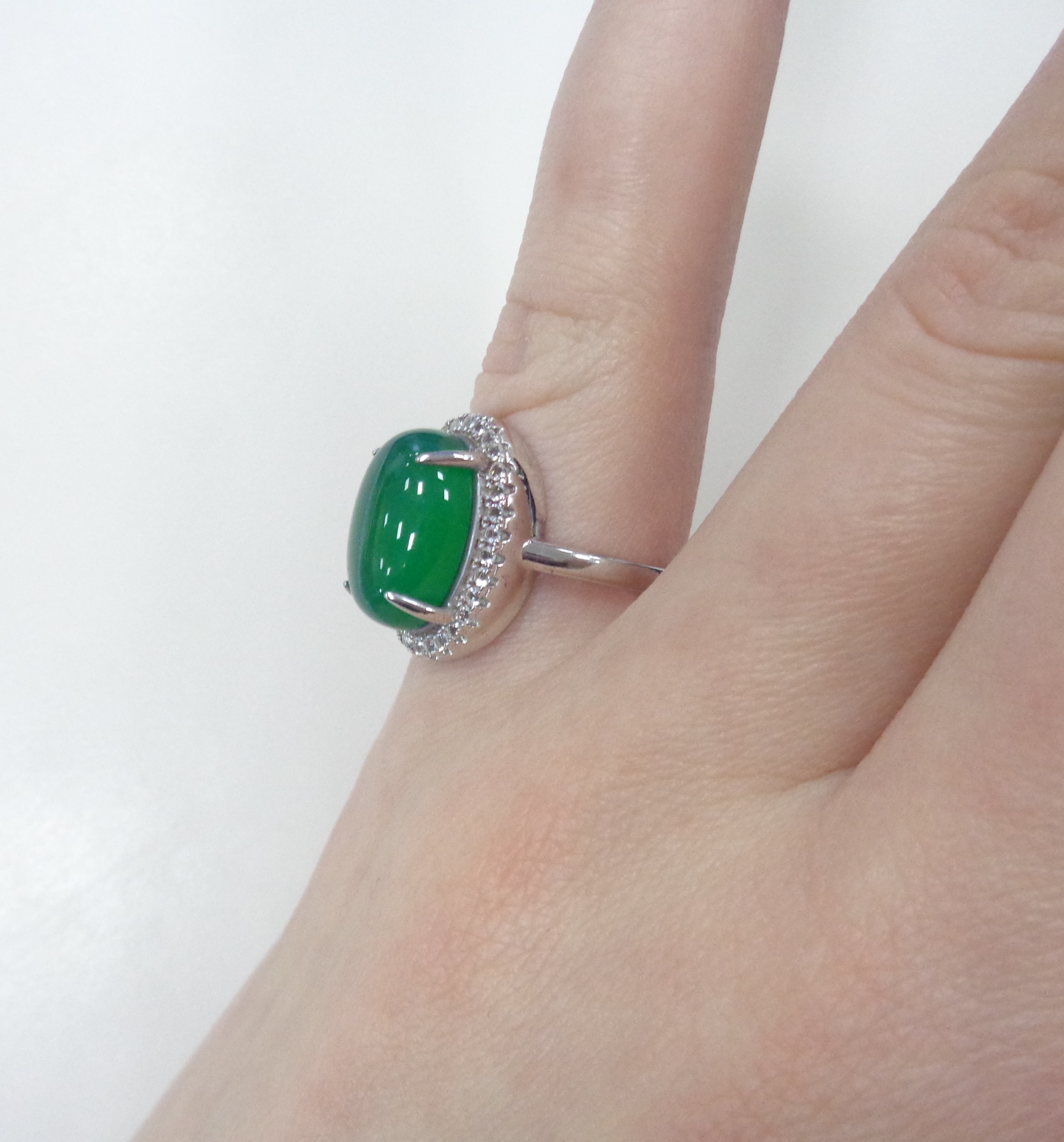 Серебряное кольцо с зеленым халцедоном